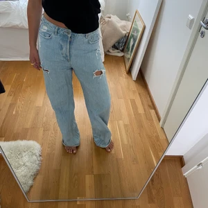 Lightwash jeans - Lightwash jeans från zara med slitningar😊 storlek 40 men krympt en del i tvätten, jag är 179 för referens
