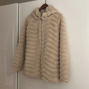 Pälsjacka - Pälsjacka i storlek XS. Lite längre i passformen, går över rumpan. Färgen framgår inte super bra på bild men den är ljus beige. Har fickor och försluts med dragkedja.  Använd ett fåtal gånger, fint skick.  Kan skickas, köparen står för frakten. 💗⭐️