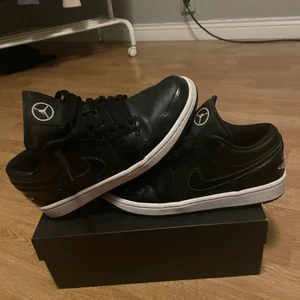 Jordan 1 low - Fina skor som är använda men i bra skick. Säljer dem pågrund av att dem har blivit för små. Köpta från Nike appen. Storlek 42,5 us 9. Pris kan diskuteras vid snabb affär!!