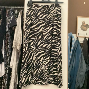 Kjol st 40 kaphal  - Säljer denna snygga kjol använd en gång 100 % viskos  