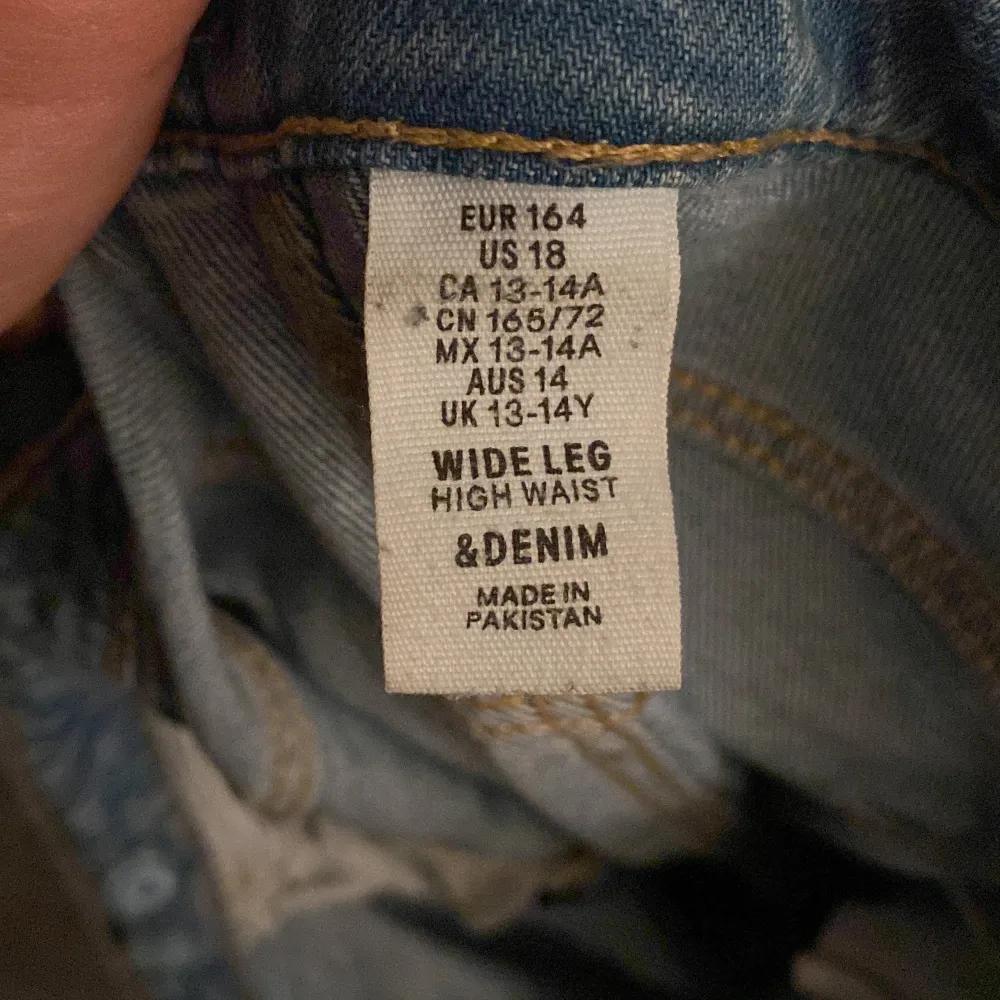 Säljer ett par super fina jeans ifrån H&M i storlek 164 (XS), pga att dom har blivit för stora. Säljer för 100 + frakt, original pris 250 har jag för mig.💗. Jeans & Byxor.