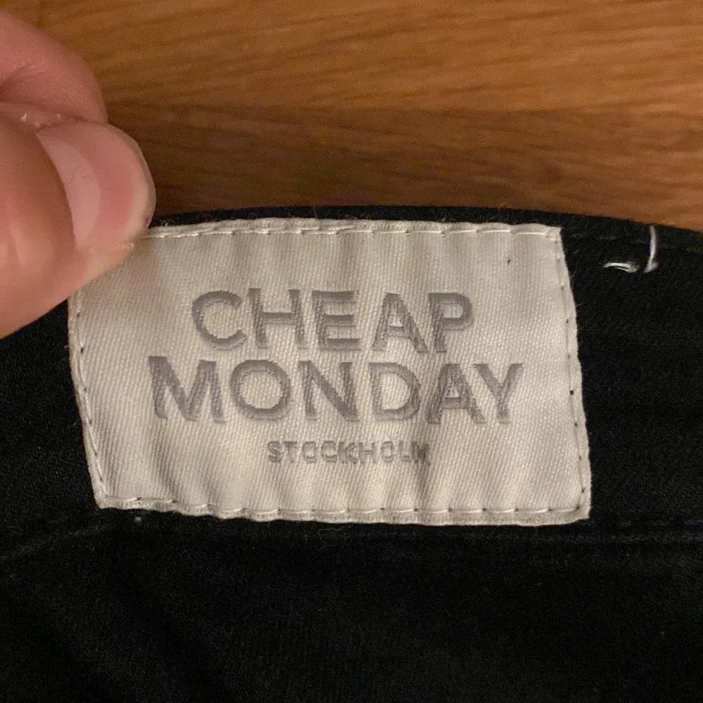 Säljer ett par snygga jeans från CHEAP MONDAY ( typ lågmidjade ) som jag fått av en släkting som var för stora, vet inte va dom kostade original därför säljer jag bara för 70 + frakt.💗. Jeans & Byxor.