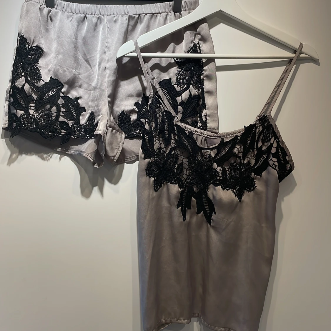 Vero moda sovset med spetsdetalj