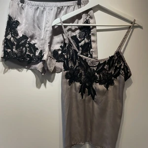 Vero moda sovset med spetsdetalj - Sovset - linne/shorts från Veromoda. Överdel i storlek S och underdel i M. Passar mig som har 36 i överdelar och 36/38 i underdelar. 