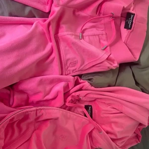 Juicy tröja rosa - Nyskick! Använt ca 2 gånger, har inga defekter lika bra skick som att man köpte en helt ny❤️ (säljer tröjan) färgen blev olika pga ljuset