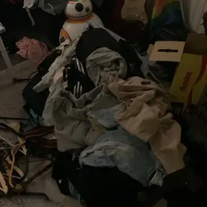 Har rensat ur garderoben och har en massa kläder som jag vill bli av med, hör av er om det finns något ni är sugna på så ser jag om jag har det