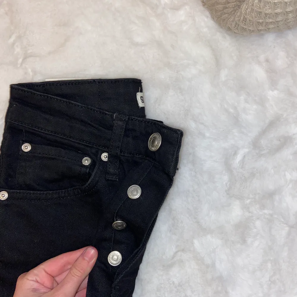 Mom jeans( Sienna )  - Gina tricot  Storlek : 34  Nyskick : lappar kvar  Lite stresch - ” hårda jeans ” . Jeans & Byxor.
