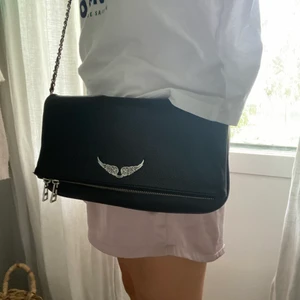 Zadig väska - Säljer min Zadig väska som jag köpt för 3300 och säljer för 2100 exklusive frakt. Den har inga repor eller så. Jag säljer den för att jag behöver pengar. Men den är verkligen super snygg!!😍