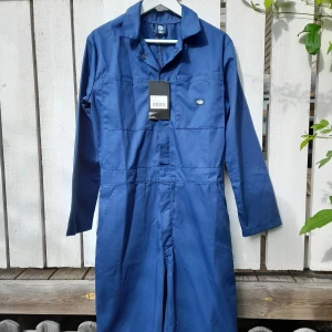 Dickies overall - Snygg och satans skön dickies overall i storlek S, lappen kvar. Köpte en till mig och en till kompis men den passade tyvärr inte på han så skulle va kul om den kom till användning på annat håll. Skickar gärna fler bilder!