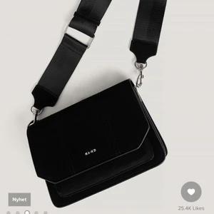 Väska - Säljer min väska från nakd som aldrig kommer till användning. Nästan aldrig använt men OBS! Där man ska haka i bandet har gått sönder på ena sidan. Men jag har hakat i den i själva väskan så det syns inte och fungerar som vanligt💞 Skriv för fler bilder.