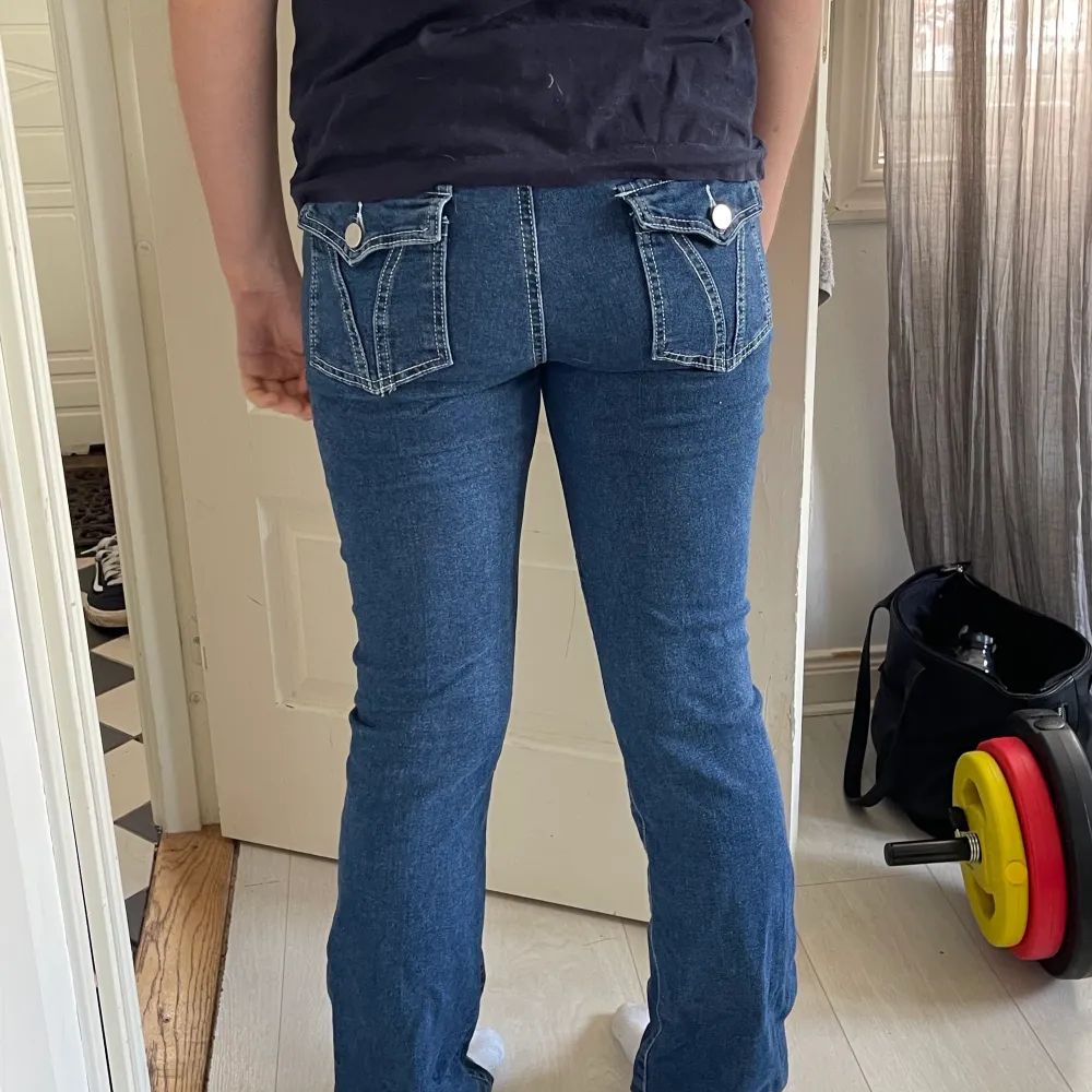 Säljer mina bootcut jeans med detaljer och knappar på bakfickorna. Köpta ifrån Shein. I storlek M men passar Xs-S också. Väldigt stretchiga och sköna jeans. Det är en sån fin detalj med bakfickorna! . Jeans & Byxor.