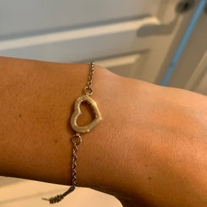 Edblad armband  - Helt oanvänt guldigt armband från Edblad, med ett hjärta och pärlor på insidan. Ask kommer med!