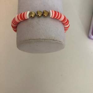 Rosa armband med guldhjärtan på.   15kr plus 12kr frakt!  Mät din vrist för att veta din storlek  Instagram: smileyyjewelry  Ej vattentät.   