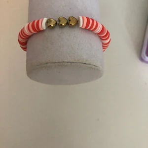 Rosa armband med guldhjärtan - Rosa armband med guldhjärtan på.   15kr plus 12kr frakt!  Mät din vrist för att veta din storlek  Instagram: smileyyjewelry  Ej vattentät.   