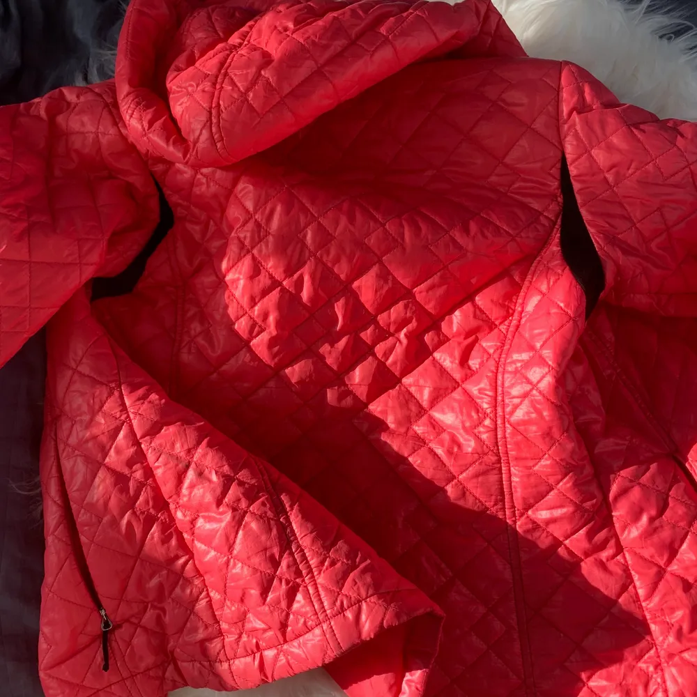 Rosa vindjacka från 8848 Altitude i strlk 36, bra skick och mycket skön att ha på sig en kall dag! ☁️☁️ 200kr inklusive frakt. Jackor.