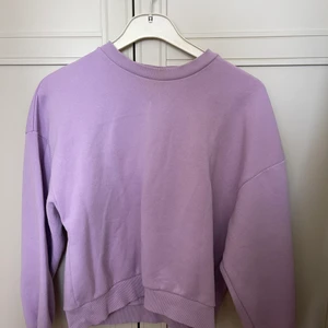 Sweatshirt - Sweatshirt från Gina, använd enstaka gånger. Passar XS-M beroende på önskad passform. 