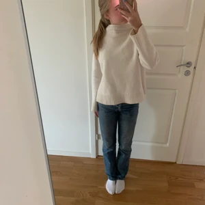 Zara jeans rise low!  - Jättefina jeans från zara i storlek 32 i väldigt bra skick!🌟