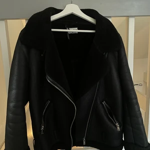 Mc-jacka - Varm snygg vinterjacka från NA-KD. Den är använd men i fint skick. Hängaren är dock trasig men går lätt att sy fast