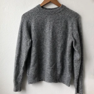 Stickad tröja - Säljer nu min jättefina alpaca blend tröja från zara!!❤️ köpt för ett år sedan för ca 400 kr, och säljer nu då den inte kommer till användning😊 den är sparsamt använd och passar en xs-s❤️ köpare står för frakt😊❤️