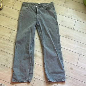 Oversize weekday galaxy byxor storlek 32 - Otroligt bra oversize passform i en cool grå färg!  Storlek 32