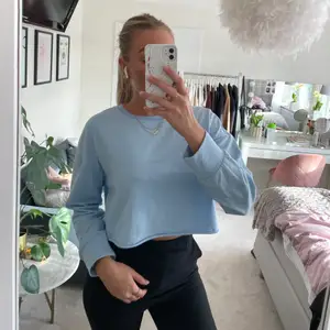 Croppad sweatshirt från shein i storlek M men passar mig som i vanliga fall har storlek S. Den sitter lite oversized och är såå söt i färgen 💙