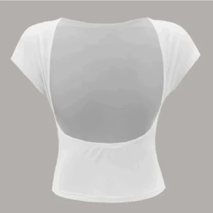 T-shirt med öppenrygg - Säljer denna vita tröja med öppen rygg då jag fick hem 2. Aldrig använd endast testad!! Lite genomskinlig. Storlek S men passar även Xs-M. Kan mötas i Stockholm, köpare står för frakt!❤️