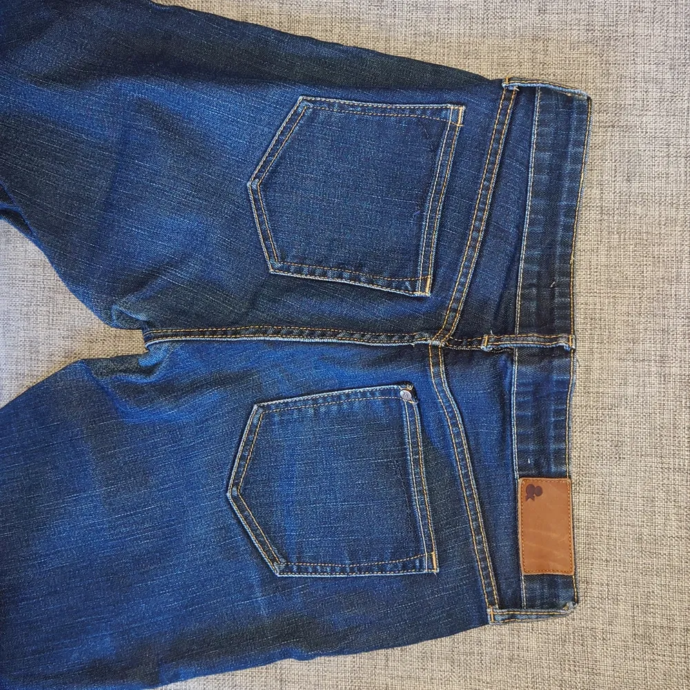 Snyggt slitna jeans från H&M, storlek 30. Strech, raka ben. Mörkare blå färg. Ev frakt betalas av köparen.. Jeans & Byxor.