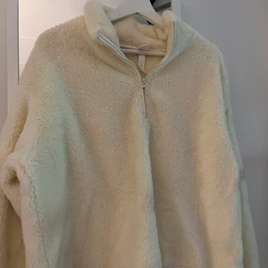 Teddyjacka - Supermysigt teddyjacka/tröja. Oanvänd 