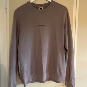 No nationality long sleeve - Skick: 6-7/10 Storlek: Small Pssar: Small Orginalpris: 800kr  Snygg tunn långärmad i pastelle-lila.