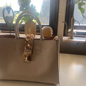 Handväska  - Ljusrosa handväska. Använd ett antal gånger men i fint skick.