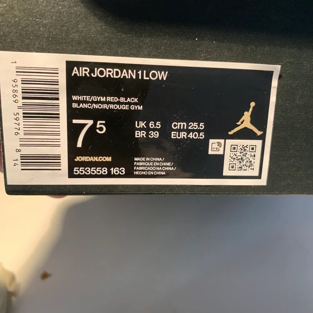 Tjena säljer nu mina snygga Jordan 1 low white/gym red-black som inte längre passar dem är i bra skick och jag säljer dem för bra pris storlek 40.5 skulle säga att dem passar 39,41 också. Skor.