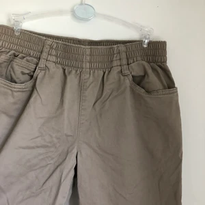 Byxor - Cargo-liknande beiga byxor som sitter assnyggt! Bra längd för mig som är 170cm och brukar ha 34 eller 36 i jeans. Lowwaist och jätteskönt material🙃💕