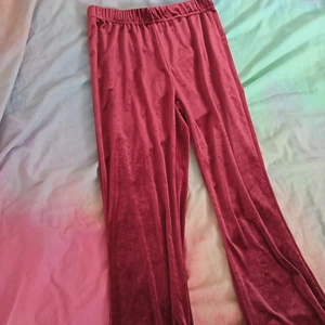 Röda byxor - Säljer dessa byxor.dom är luftiga och glansiga.dom är i storlek 158/164 barn men funkar till xxs. ni får skriva om ni vill ha dom