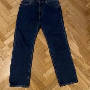  Levi’s jeans, skick 9/10. Nypris 1599kr. Pris kan diskuteras, köparen står för frakt 