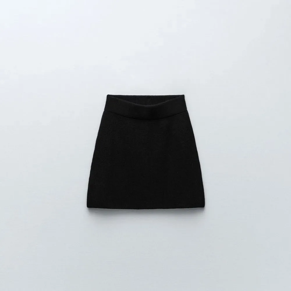 Svart stickad kjol från zara. Den har blivit lite nopprig men annars fint skick. Superfin att använda som en topp också🥰. Kjolar.