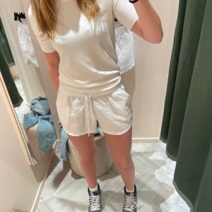 Stickad tshirt - Så fin stickad tshirt från zara, köpt i Köpenhamn. Lite för liten för mig tyvärr och är därför ändast provad. Matchar till allt och jättesöt som basplagg! Pris kan diskuteras, vid mycket intresse blir det budgivning❤️. 200kr+frakt(pris kan ev diskuteras)