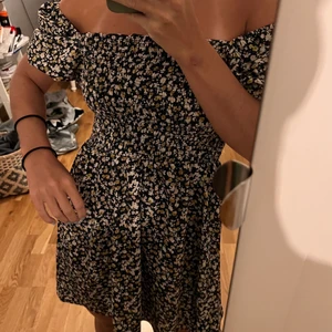 Offshoulder (puffärm) klänning  - Offshoulder / puffärm klänning från Boohoo. Oanvönd. Storlek S. 