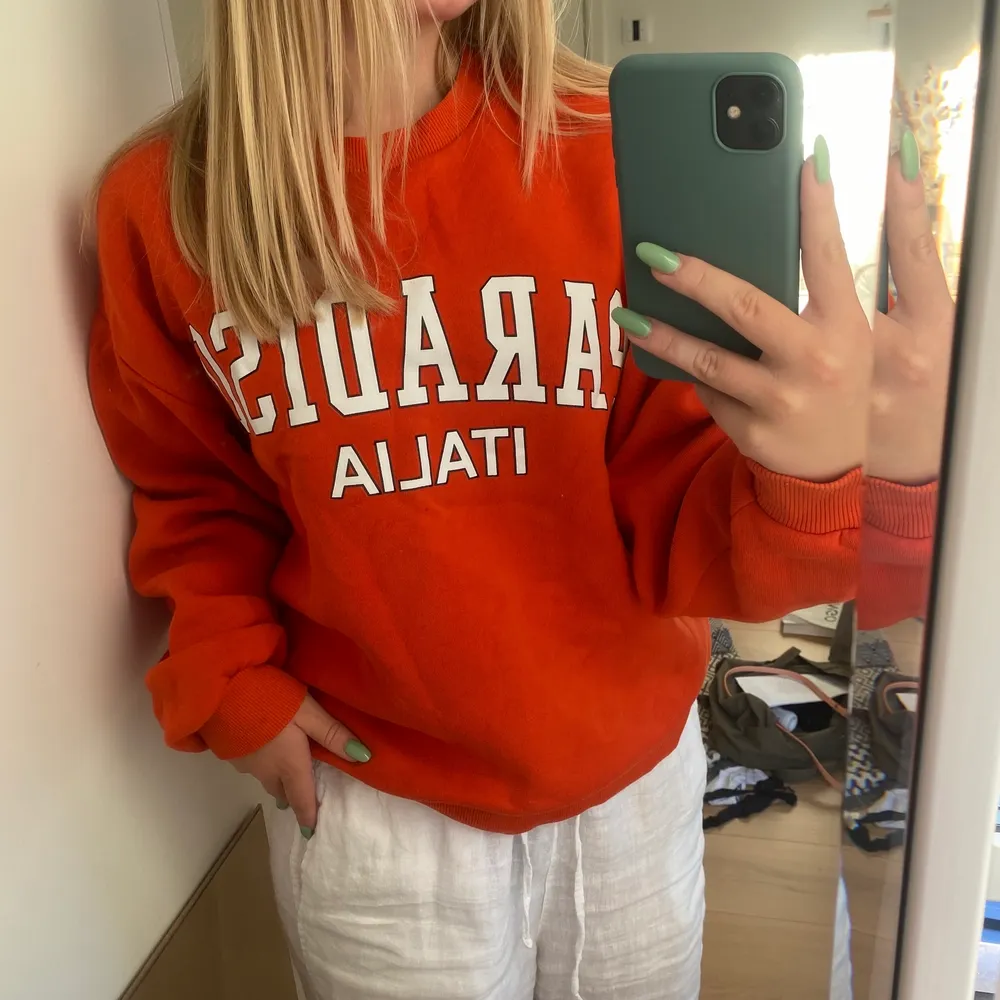 Jättefin college-tröja ifrån Gina tricot! Använd fåtalet gånger💓storlek S men passar även större och mindre😋kom privat för intresse! . Tröjor & Koftor.