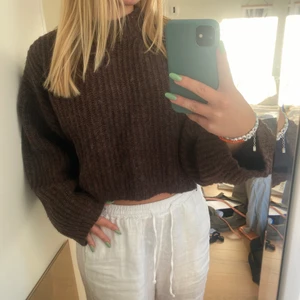 Brun stickadtröja - Perfekt brun tröja nu inför hösten! Säljer för att jag inte får någon använda för den längre😍storlek S men passa även xs! Kom privat för intresse🥰