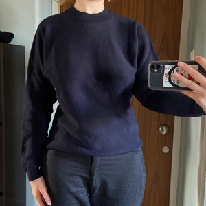 Tröja - Jättefin mörkblå tröja i merinoull som jag håller varmt om hjärtat men behöver plats i garderoben! Möts i Stockholm eller skickar mot frakt <3