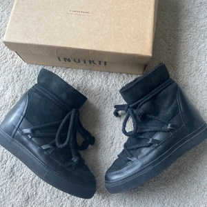 Inuikii skor🖤 - Säljer mina så fina inuikii skor köpta förra vintern🖤 Knappt använda utan några defekter,  buda från 1500kr🖤
