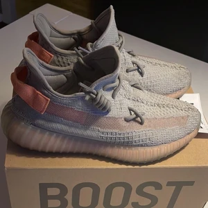 Yeezy 350 V2 TRFRM - WTS  Yeezy 350 V2 TRFRM Skick: 7-8/10 (inga fläckar) Pris 1600kr Size: 42 Originalbox finns och är i bra skick Skickas även dubbelboxat! Kom pm för mer info
