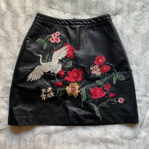 Fake skinnkjol från stradivarius - Supercool, helt oanvänd (prislappen kvar), broderad fake skinnkjol från stradivarius i storlek 34. Hade haft kvar den men tyvärr är den för liten för mig (jag har vanligtvis S-M). För mer frågor om mått, frakt m.m. är det bara att höra av dig! ✨