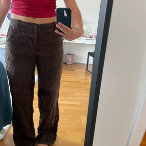 Linnebyxor - Bruna linnebyxor från märket jp köpta secondhand. Byxorna är långa och väldigt sköna. De har inga hål eller fläckar:) Jag har  storlek s och skulle säga att de är lite stora för mig så är nog egentligen en m. Hör gärna av dig om du undrar något:)