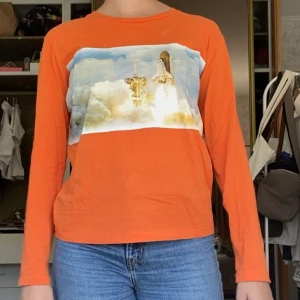 Orange långärmad t-shirt med tryck - Köparen står för frakt men möts gärna upp i GBG🙌