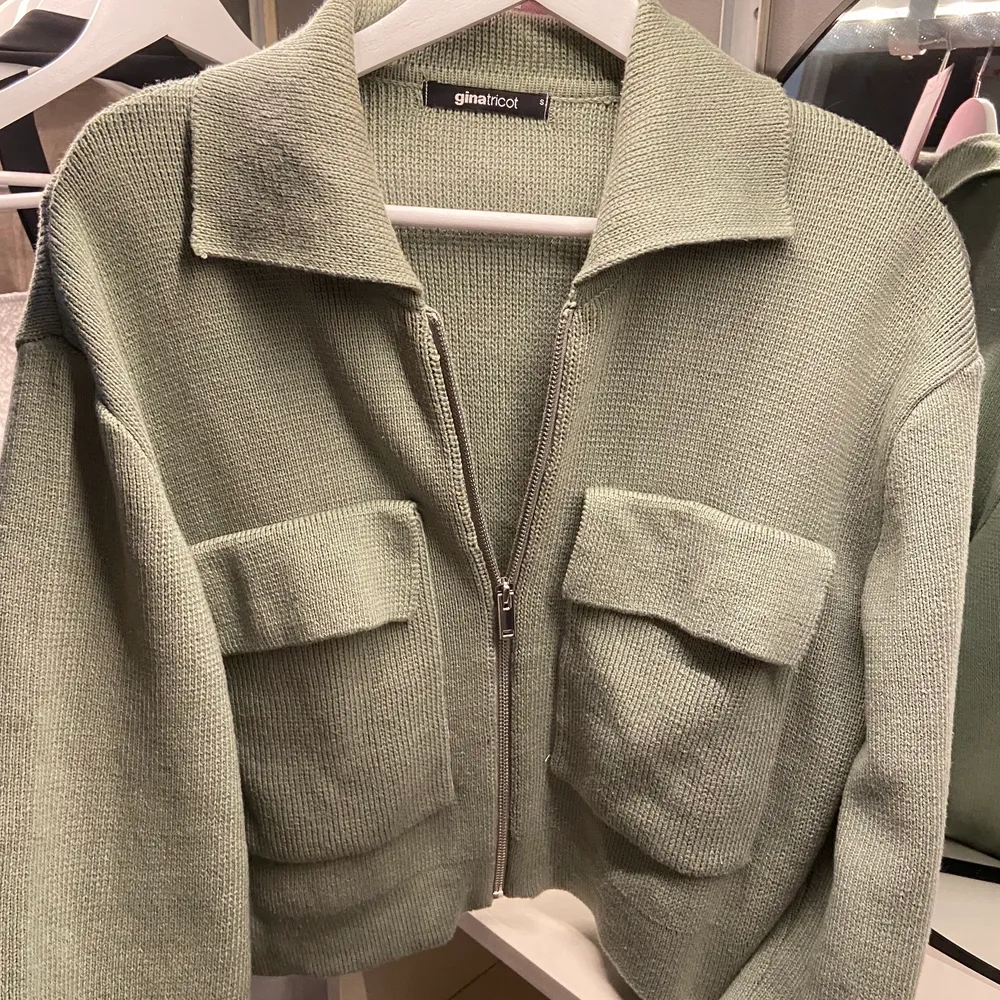 Säljer denna fina gröna jackan , storlek S. Använd 1 gång😍 köparen står för frakten! . Jackor.