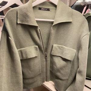 Säljer denna fina gröna jackan , storlek S. Använd 1 gång😍 köparen står för frakten! 