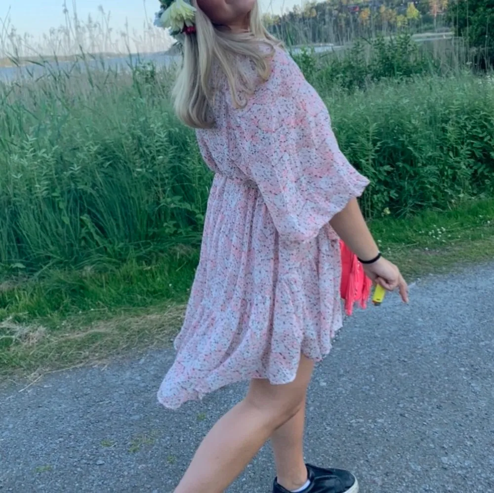 En så söt blommig klänning från h&m som köptes för 2 år sen! Denna är så otroligt fin och använd bland annat under förra midsommar! Klänningen är rak men på bilderna har den ett litet skräp som gör att det formas en ”midja”. Klänningen har ett litet fimpål på en nedre kant därav priset❤️💝💝💕💕👍🏻. Klänningar.