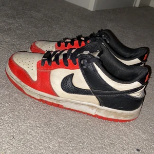 Nike dunk Chicago  - Ett par sköna och snygga dunk chikago nypris 2100kr. Går att pruta ner lite