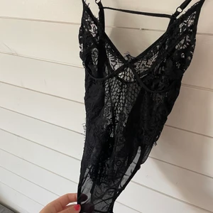 Spetsbody  - Superfin spetsbody storlek S, spets i fram och mesh tyg ibak